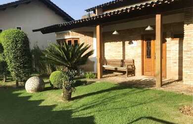 Imagem: A casa possui 3 Dormitórios, 3 Banheiros, 2 Vagas na garagem