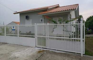 Imagem: A casa possui 3 Dormitórios e está localizado em Balneário