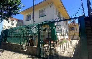 Imagem: A casa possui 3 Dormitórios, 2 Banheiros, 3 Vagas na garagem