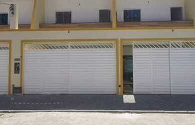 Imagem: A casa possui 4 Dormitórios, 3 Banheiros, 2 Vagas na garagem