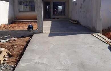 Imagem: A casa possui 3 Dormitórios, 2 Banheiros, 2 Vagas na garagem