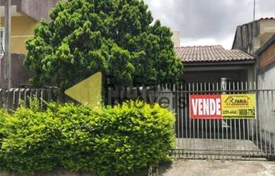 Imagem: A casa possui 3 Dormitórios, 1 Banheiro, 2 Vagas na garagem