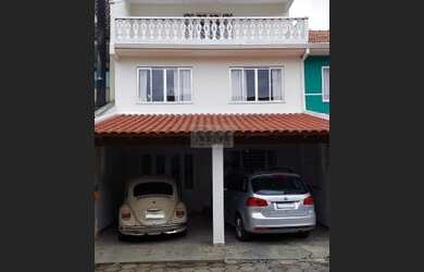 Imagem: A casa possui 4 Dormitórios, 2 Banheiros, 2 Vagas na garagem