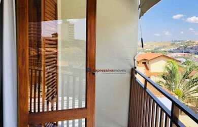 Imagem: A casa possui 3 Dormitórios, 3 Banheiros, 2 Vagas na garagem