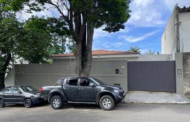 Imagem: A casa possui 3 Dormitórios, 3 Banheiros, 3 Vagas na garagem