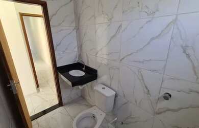 Imagem: A casa possui 3 Dormitórios, 2 Banheiros, 2 Vagas na garagem