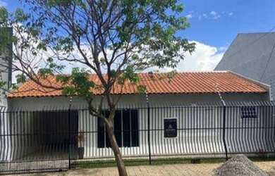 Imagem: A casa possui 3 Dormitórios, 2 Banheiros, 4 Vagas na garagem