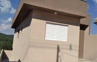 Imagem: A casa possui 3 Dormitórios, 2 Banheiros, 2 Vagas na garagem