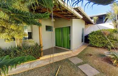 Imagem: A casa possui 3 Dormitórios, 2 Banheiros, 2 Vagas na garagem