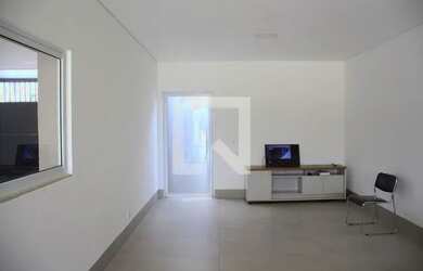 Imagem: A casa possui 3 Dormitórios, 3 Banheiros, 5 Vagas na garagem