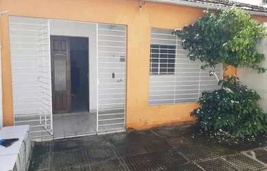 Imagem: A casa possui 2 Dormitórios, 1 Banheiro, 1 Vaga na garagem