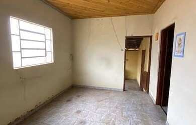 Imagem: A casa possui 4 Dormitórios, 2 Banheiros, 3 Vagas na garagem