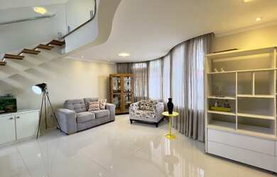 Imagem: A casa possui 3 Dormitórios, 4 Banheiros, 2 Vagas na garagem