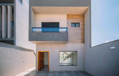 Imagem: A casa possui 3 Dormitórios, 3 Banheiros, 2 Vagas na garagem