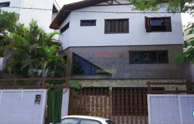 Imagem: A casa possui 4 Dormitórios, 4 Banheiros, 5 Vagas na garagem