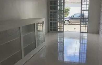 Imagem: A casa à venda possui 2 Dormitórios, 1 Banheiro, 2 Vagas na