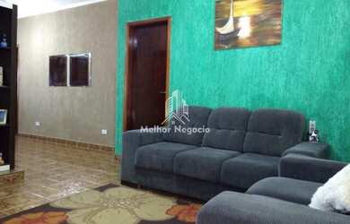 Imagem: A casa possui 3 Dormitórios, 2 Banheiros, 4 Vagas na garagem