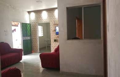 Imagem: A casa possui 3 Dormitórios, 2 Banheiros e está localizado