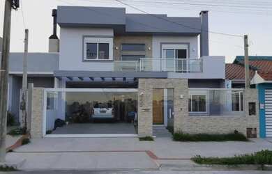 Imagem: A casa possui 4 Dormitórios, 2 Banheiros, 2 Vagas na garagem