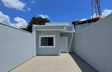 Imagem: A casa possui 3 Dormitórios, 2 Banheiros, 2 Vagas na garagem