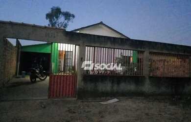 Imagem: A casa possui 2 Dormitórios, 1 Banheiro, 2 Vagas na garagem