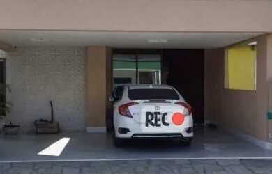 Imagem: A casa possui 3 Dormitórios, 2 Banheiros, 2 Vagas na garagem