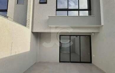 Imagem: A casa possui 3 Dormitórios, 3 Banheiros, 2 Vagas na garagem