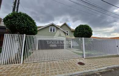 Imagem: A casa possui 4 Dormitórios, 5 Banheiros, 4 Vagas na garagem