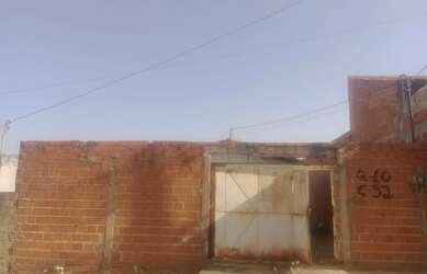 Imagem: A casa possui 1 Dormitório, 1 Banheiro, 2 Vagas na garagem