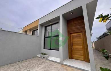 Imagem: A casa possui 3 Dormitórios, 2 Banheiros, 2 Vagas na garagem