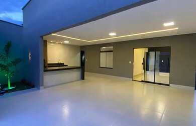 Imagem: A casa possui 3 Dormitórios, 2 Banheiros, 2 Vagas na garagem