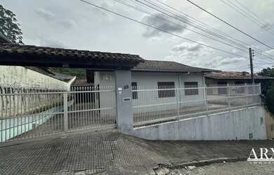 Imagem: A casa possui 3 Dormitórios, 3 Banheiros, 2 Vagas na garagem