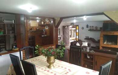 Imagem: A casa possui 4 Dormitórios, 3 Banheiros, 4 Vagas na garagem