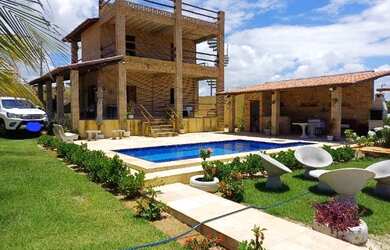 Imagem: A casa possui 5 Dormitórios, Acomodam 15 pessoas, 5 Vagas na