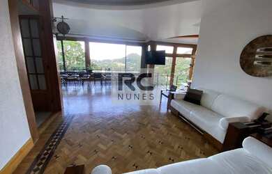 Imagem: A casa possui 5 Dormitórios, 5 Banheiros, 5 Vagas na garagem