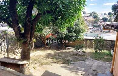 Imagem: A casa possui 3 Dormitórios, 1 Banheiro, 2 Vagas na garagem