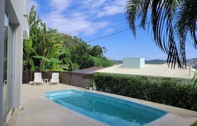 Imagem: A casa possui 3 Dormitórios, 4 Banheiros, 2 Vagas na garagem