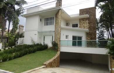 Imagem: A casa possui 4 Dormitórios, 5 Banheiros, 4 Vagas na garagem