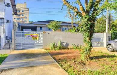 Imagem: A casa possui 5 Dormitórios, 4 Banheiros, 5 Vagas na garagem