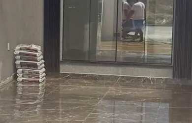 Imagem: A casa possui 2 Dormitórios, 1 Vaga na garagem e está localizado