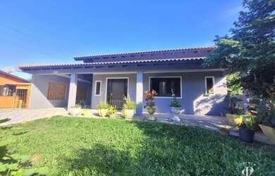 Imagem: A casa possui 3 Dormitórios, 3 Banheiros, 1 Vaga na garagem