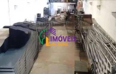 Imagem: O depósito possui 3 Vagas na garagem, 400m² de Área e está