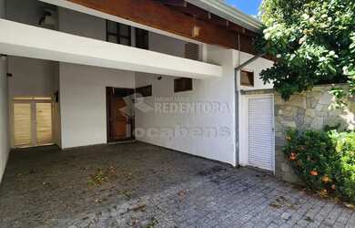 Imagem: A casa possui 4 Dormitórios, 4 Banheiros, 4 Vagas na garagem