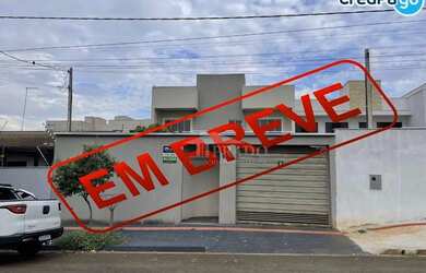 Imagem: A casa possui 3 Dormitórios, 3 Banheiros, 2 Vagas na garagem