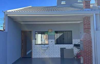 Imagem: A casa possui 2 Dormitórios, 1 Banheiro, 2 Vagas na garagem