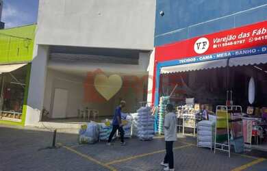 Imagem: O depósito possui 4 Vagas na garagem, 300m² de Área e está