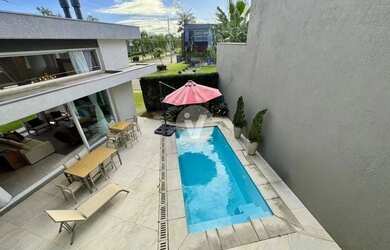 Imagem: A casa em condomínio possui 4 Dormitórios, 5 Banheiros, 2