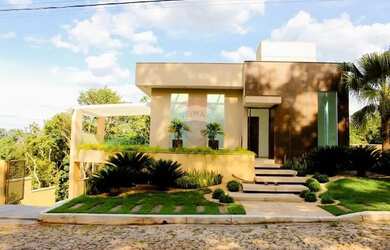 Imagem: A casa possui 4 Dormitórios, 4 Banheiros, 221m² de Área e