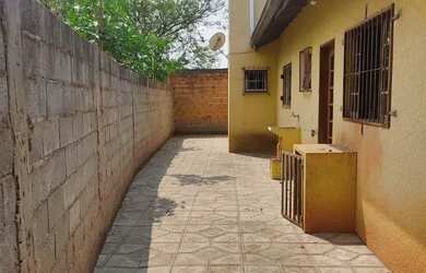 Imagem: A casa possui 2 Dormitórios, 2 Banheiros, 2 Vagas na garagem