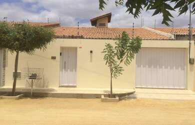 Imagem: A casa possui 2 Vagas na garagem e 125m² de Área e está localizado